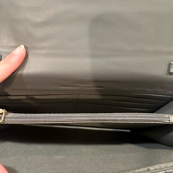 Badgley Mischka V Quilted Gray Crossbody Bag - Picture 7 of 9